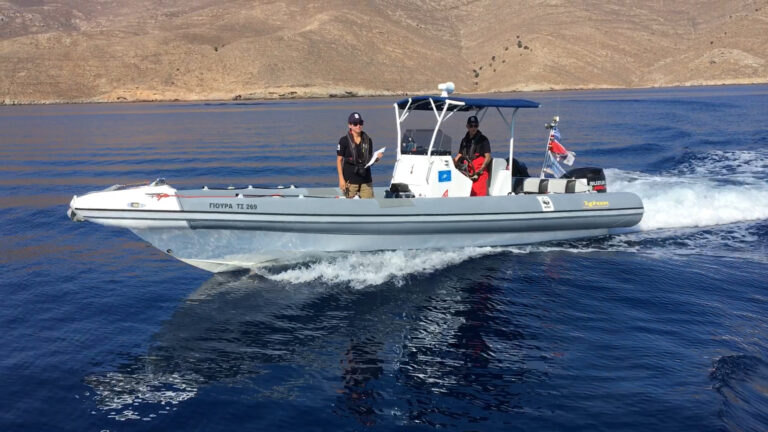 Σκάφος και ομάδα πεδίου WWF Ελλάς – Επιτήρηση ΘΠΠ Γυάρου το 2018 (Πηγή: Χ. Παπαδάς) 