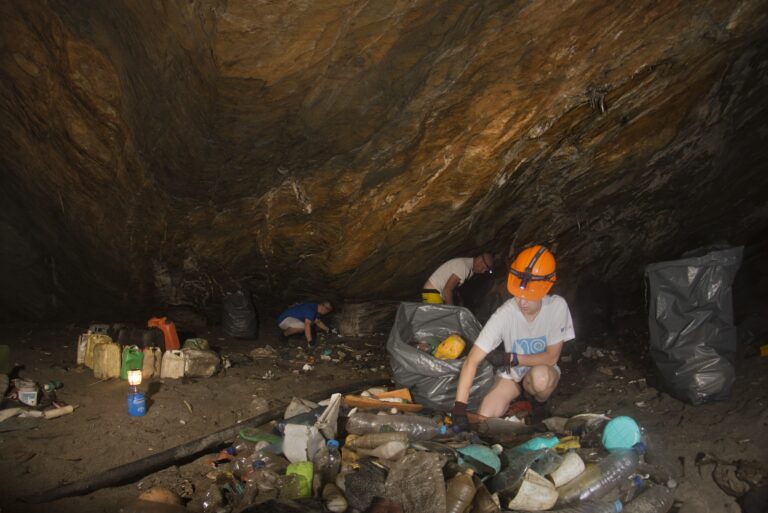 Καθαρισμοί θαλασσοσπηλιών αναπαραγωγής της Μεσογειακής φώκιας από την ΜΟm/Εταρεία Μελέτης  και Προστασίας Μεσογειακής Φώκιας και το WWF Ελλάς (Πηγή: Γ. Ρηγούτσος)