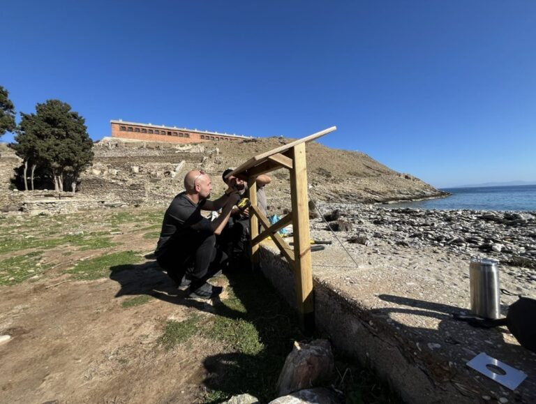 Εγκατάσταση της σήμανσης των χερσαίων μονοπατιών της νήσου Γυάρου από το WWF Ελλάς (Πηγή: Γ. Πρεβεδούρος / WWF Ελλάς)
