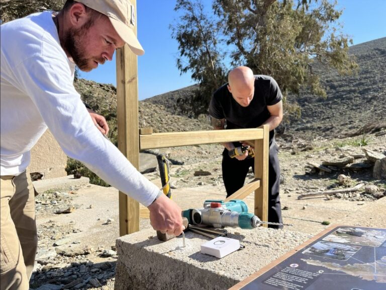 Εγκατάσταση της σήμανσης των χερσαίων μονοπατιών της νήσου Γυάρου από το WWF Ελλάς (Πηγή: Γ. Πρεβεδούρος / WWF Ελλάς)