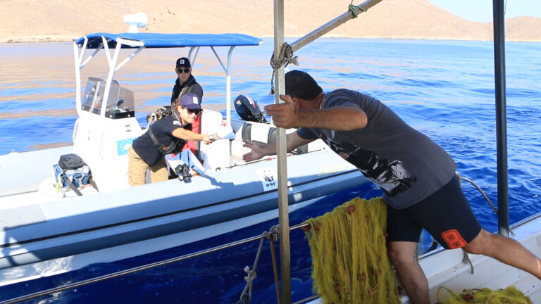 Ενημέρωση αλιέων από την ομάδα πεδίου του WWF Eλλάς (Πηγή: Χ. Παπαδάς)