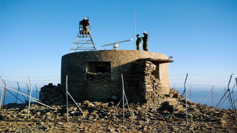 Συντήρηση του συστήματος επιτήρησης της ΘΠΠ Γυάρου (Πηγή: Δεναξά Βίκυ/ WWF Ελλάς)