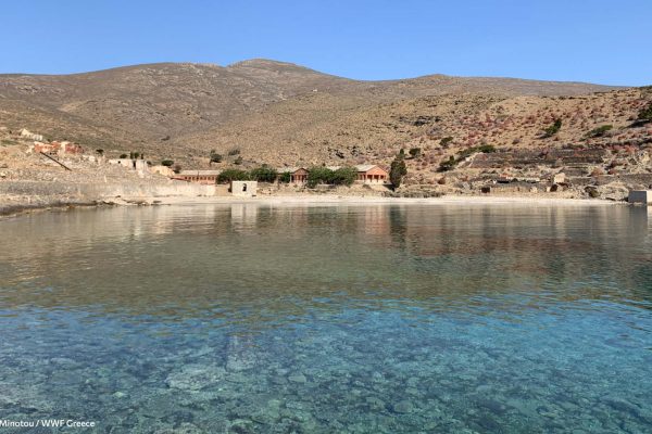 Η θέα του όρμου των φυλακών φτάνοντας στη Γυάρο