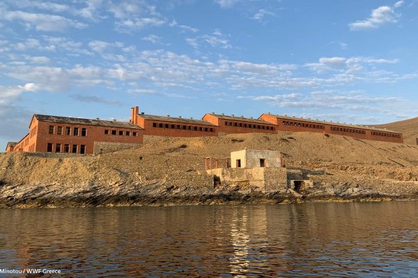 Οι φυλακές προσεγγίζοντας την προβλήτα