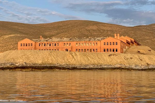 Tο κτίριο των φυλακών επιβάλλεται στο τοπίο