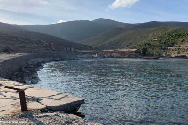 Η θέα του όρμου των φυλακών φτάνοντας στη Γυάρο