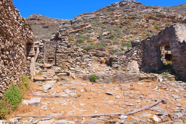 Πλινθόκτιστα κτίσματα στα πρανή της Δυτικής Γυάρου