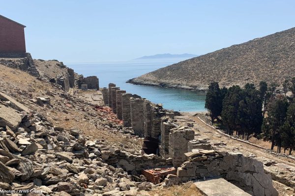 Η θέα από τον καταυλισμό με τη Σύρο να διακρίνεται στον ορίζοντα