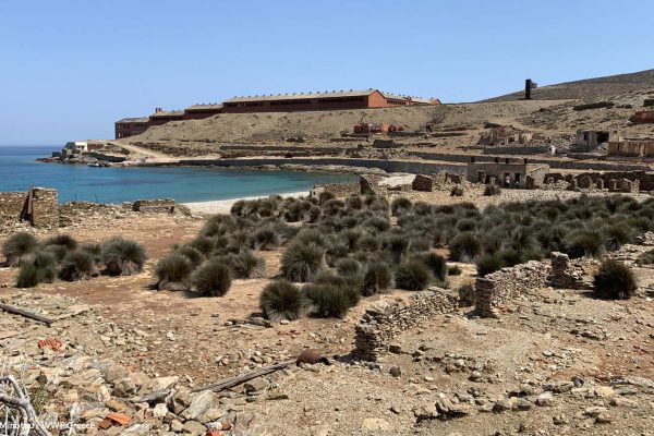 Ο υγρότοπος του 4ου όρμου, τα βοηθητικά κτίσματα και οι φυλακές