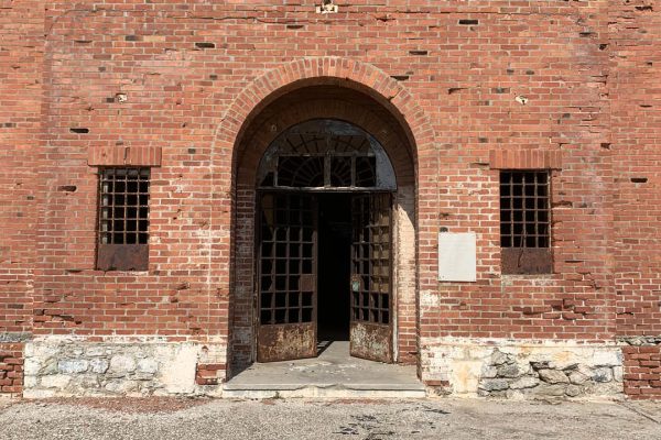 Η κύρια πύλη, το πέρασμα στην απομόνωση