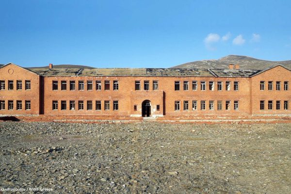 Το κτίριο των φυλακών που επιβάλλεται στο χώρο