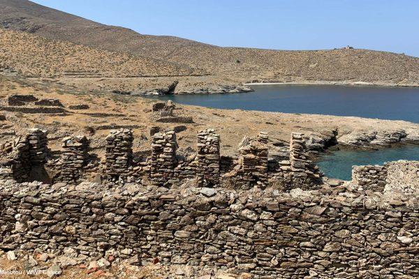 Ερείπια υποδομών του 3ου όρμου δίπλα στο δρόμο