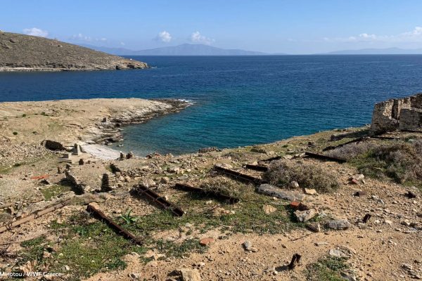 Πεσμένοι σιδερένιοι και σκουριασμένοι φράκτες οριοθέτησης του καταυλισμού