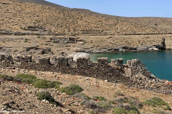 Ερείπια υποδομών στον 2ο όρμο