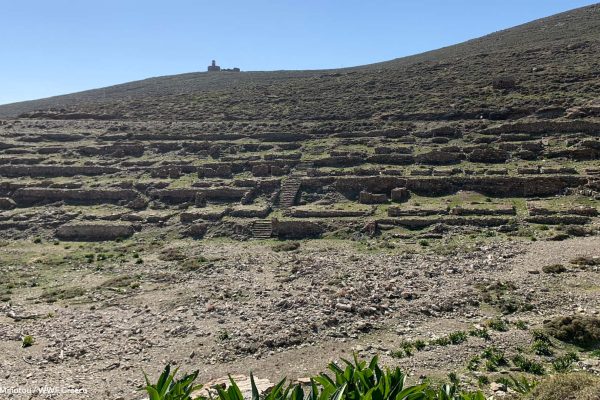 Οι χαρακτηριστικές σκάλες του πολυεπίπεδου καταυλισμού