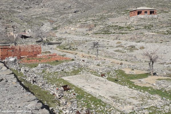 Ερείπια υποδομών και το σπίτι του Διοικητή