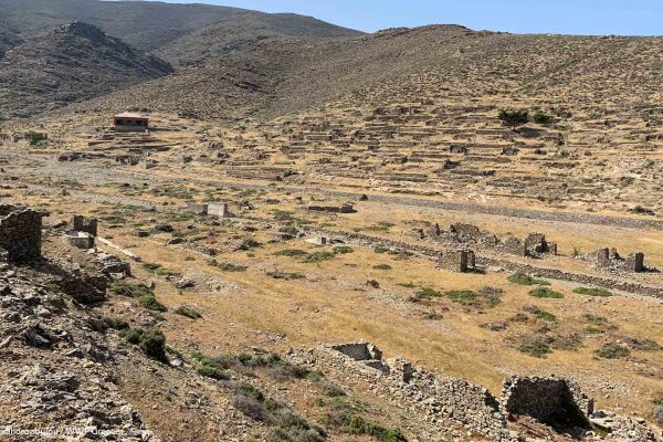 Το ανάγλυφο του 1ου όρμου και τα ερείπια των υποδομών του καταυλισμού