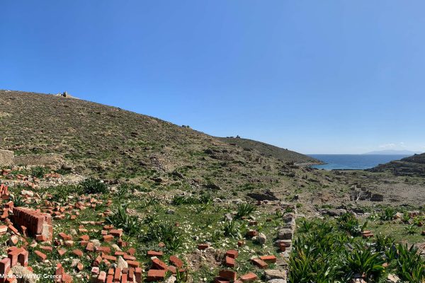 Φυλάκια επόπτευσης και εποπτική θέα του 1ου όρμου και του καταυλισμού