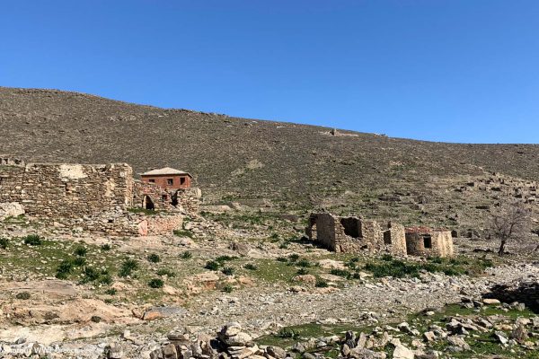 Ερείπια και το σπίτι του Διοικητή