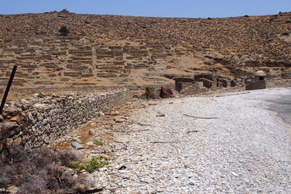 Καταυλισμός και φυλάκιο επόπτευσης στην παραλία του 1ου όρμου