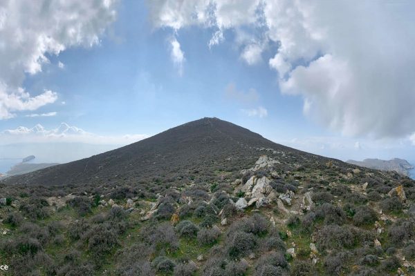 Στην κορυφή της Γυάρου με θέα Σύρο, Μύκονο, Τήνο, Κύθνο και Κέα