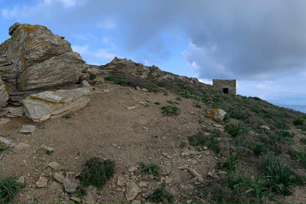 Ατενίζοντας το  εκκλησάκι του Προφήτη Ηλία, το Γλαρονήσι και το Φούη από την κορυφογραφή