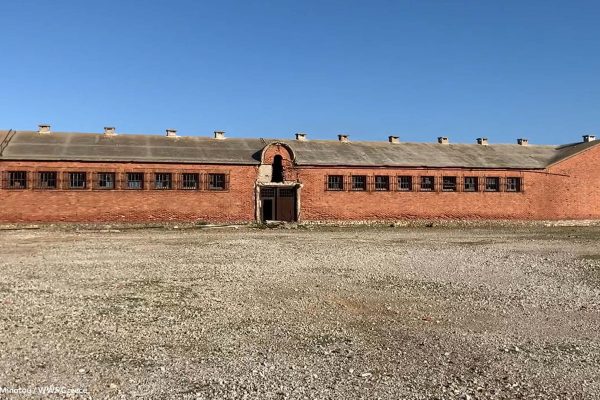 Η συμμετρικότητα ενός κτιρίου μέσα στην ασυμμετρία κάθε λογικής