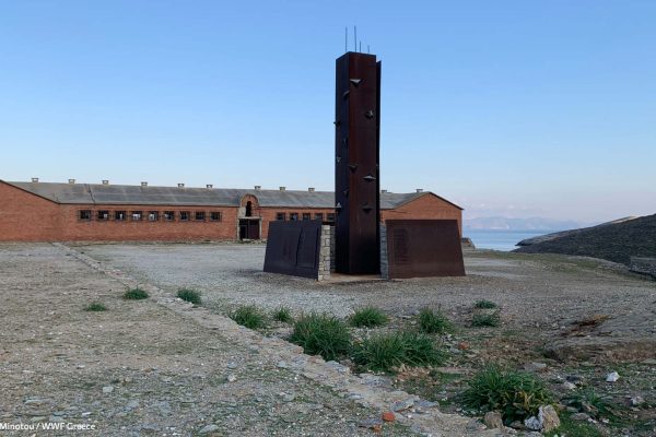 Η δευτερεύουσα πύλη, το μνημείο αφιερωμένο σε όσους έζησαν υπό περιορισμό στη Γυάρο και το φυλάκιο επόπτευσης
