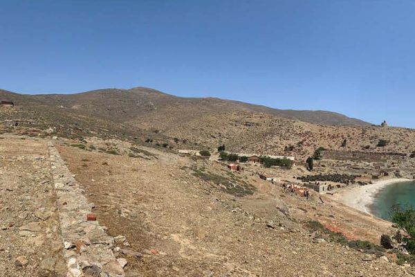 Πανοραμική θέα των κτιριακών εγκαταστάσεων του όρμου των φυλακών και του μνημείου