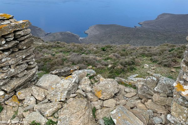 Παράθυρο με θέα μέσα από την ξερολιθιά
