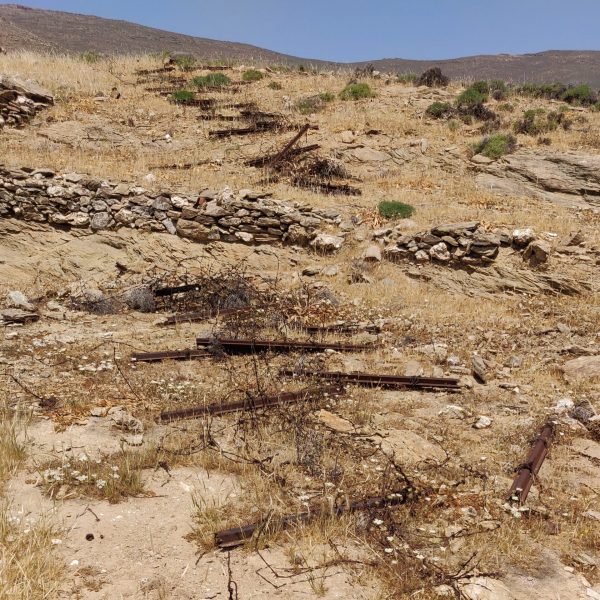 Πεσμένη περίφραξη με τα συρματοπλέγματα που περιόριζαν τους κρατουμένους στις υπαίθριες φυλακές τους