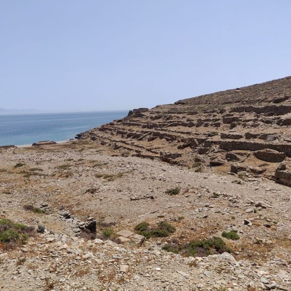 Τα απομεινάρια των βάσεων που έφτιαξαν οι κρατούμενοι για να στηρίξουν τις σκηνές – κοιτώνες τους