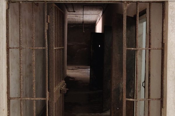 Βιβλιοθήκη Aπομόνωση Φυλακή-1