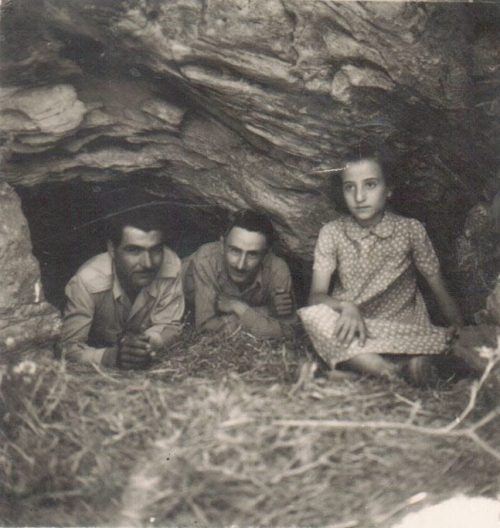 Οι κάτοικοι προσέφεραν καταφύγιο στον Ασυρματιστή Γιώργο Βαλαβάνη από την Κρήτη και στον παρατηρητή Κώστα Δεμούλα από τον Πειραιά (Πηγή: Αρχείο οικογένειας Σαραντάκη)