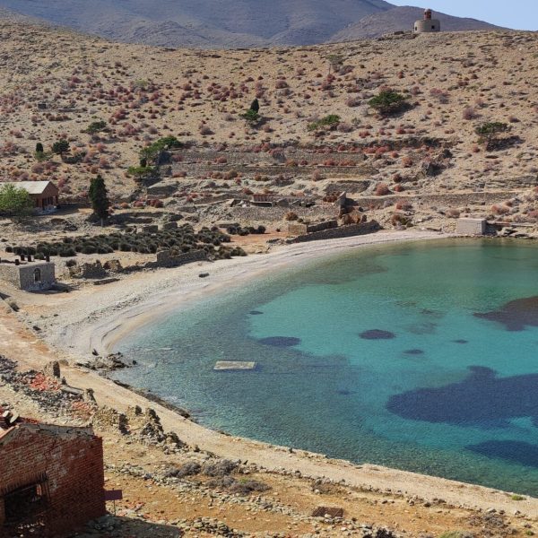 Ο τέταρτος ανατολικός όρμος με τα υπολείμματα των κτιρίων των φυλακών (Πηγή: ΟΙΚΟΜ ΕΠΕ)