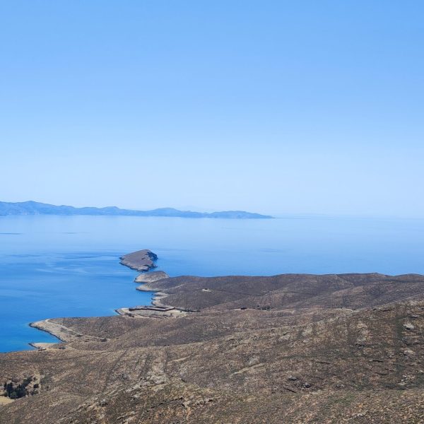 Το Γλαρονήσι στην νοτιοανατολική άκρη της Γυάρου και στο βάθος η Σύρος (Πηγή: ΟΙΚΟΜ ΕΠΕ)